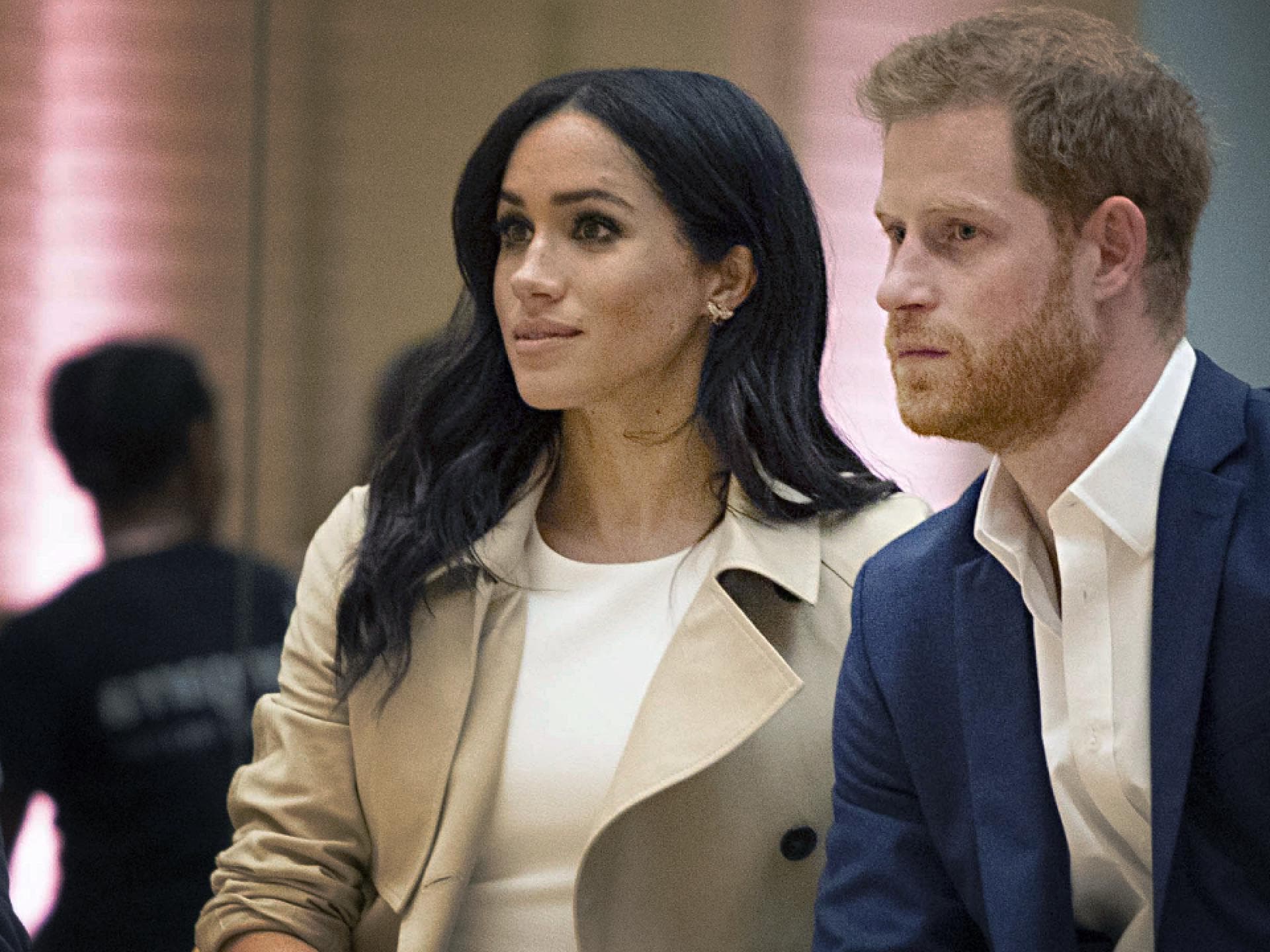 Herzogin Meghan und Prinz Harry sehen besorgt aus