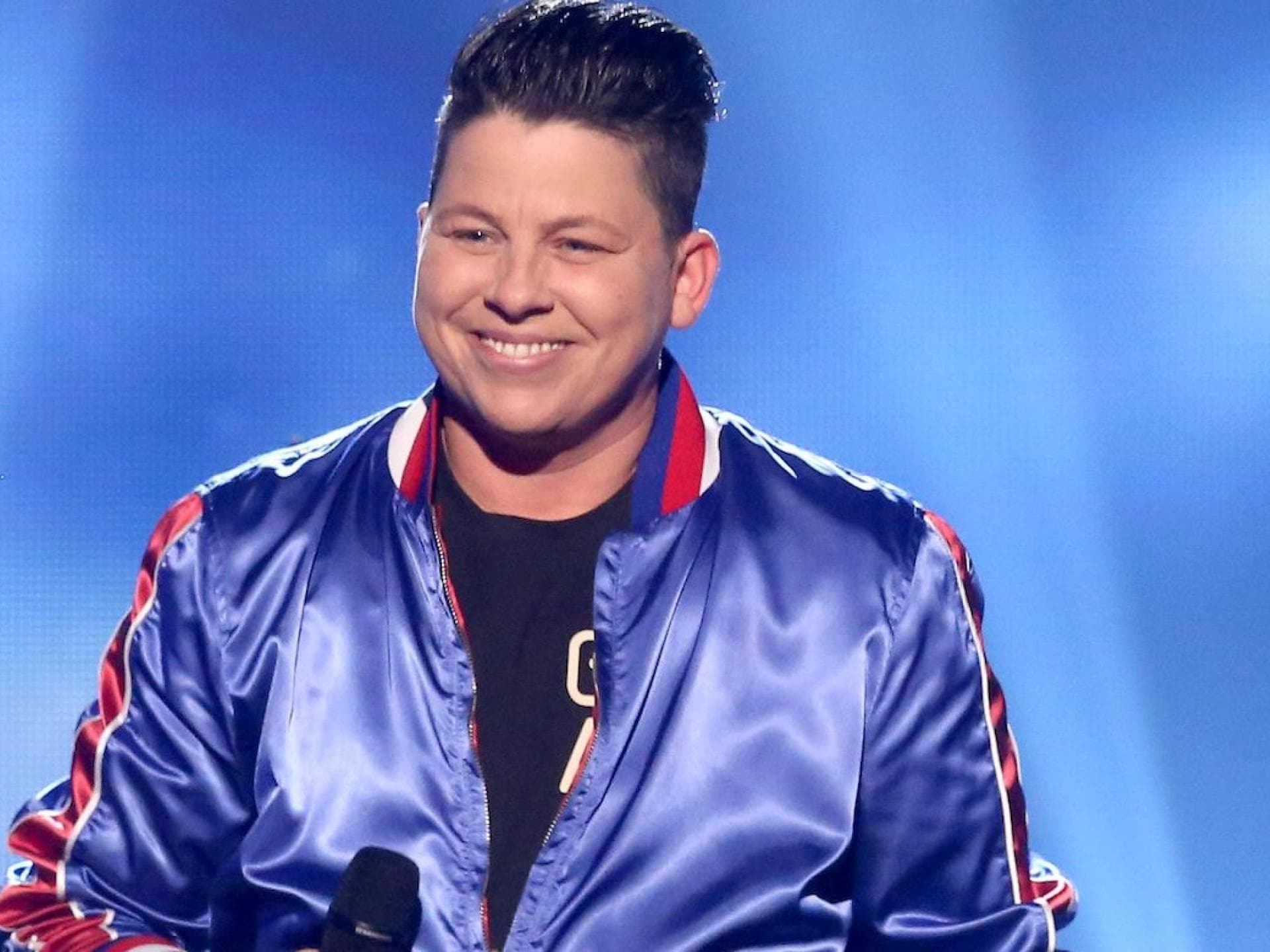 Kerstin Ott in blauer Jacke und lächelt