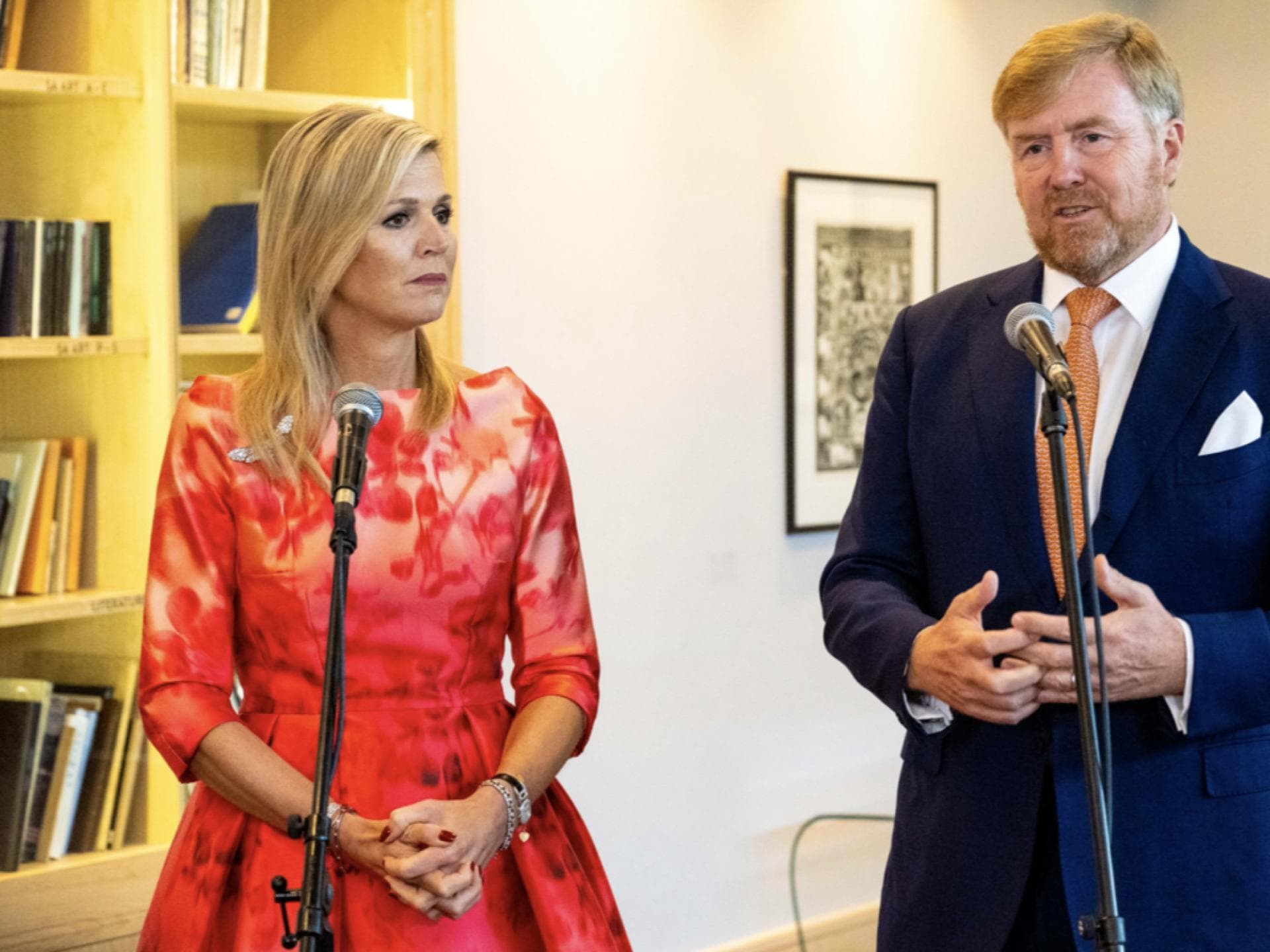 Königin Maxima und König WIllem-Alexander stehen bei ihrem Besuch in Südafrika nebeneinander.