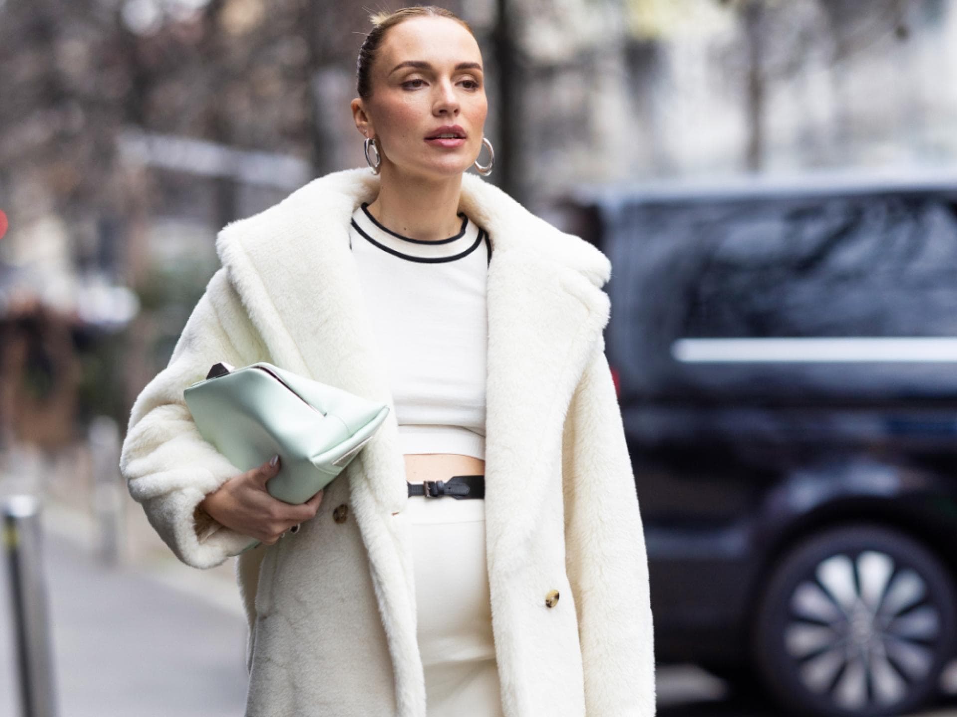 Kuscheljascke Amazon Frau in Teddy-Jacke Street Style