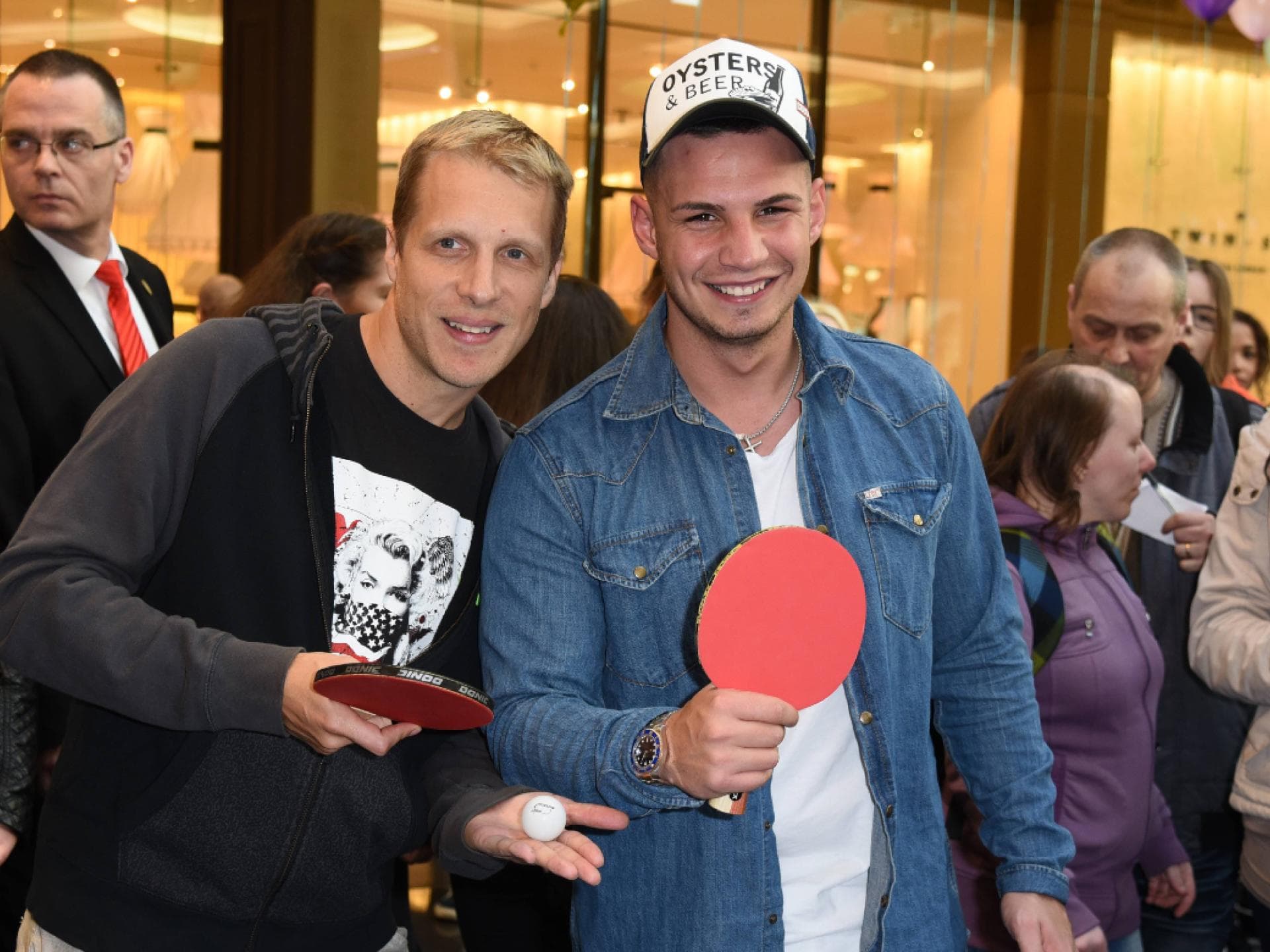 Oliver Pocher und Pietro Lombardi lachen und posieren für Fotografen