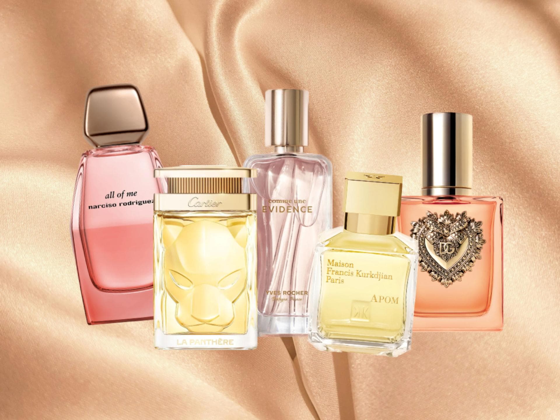 Parfum-Neuheiten testen wir immer gern aus. Verschiedene Parfums auf einem seidigen Hintergrund