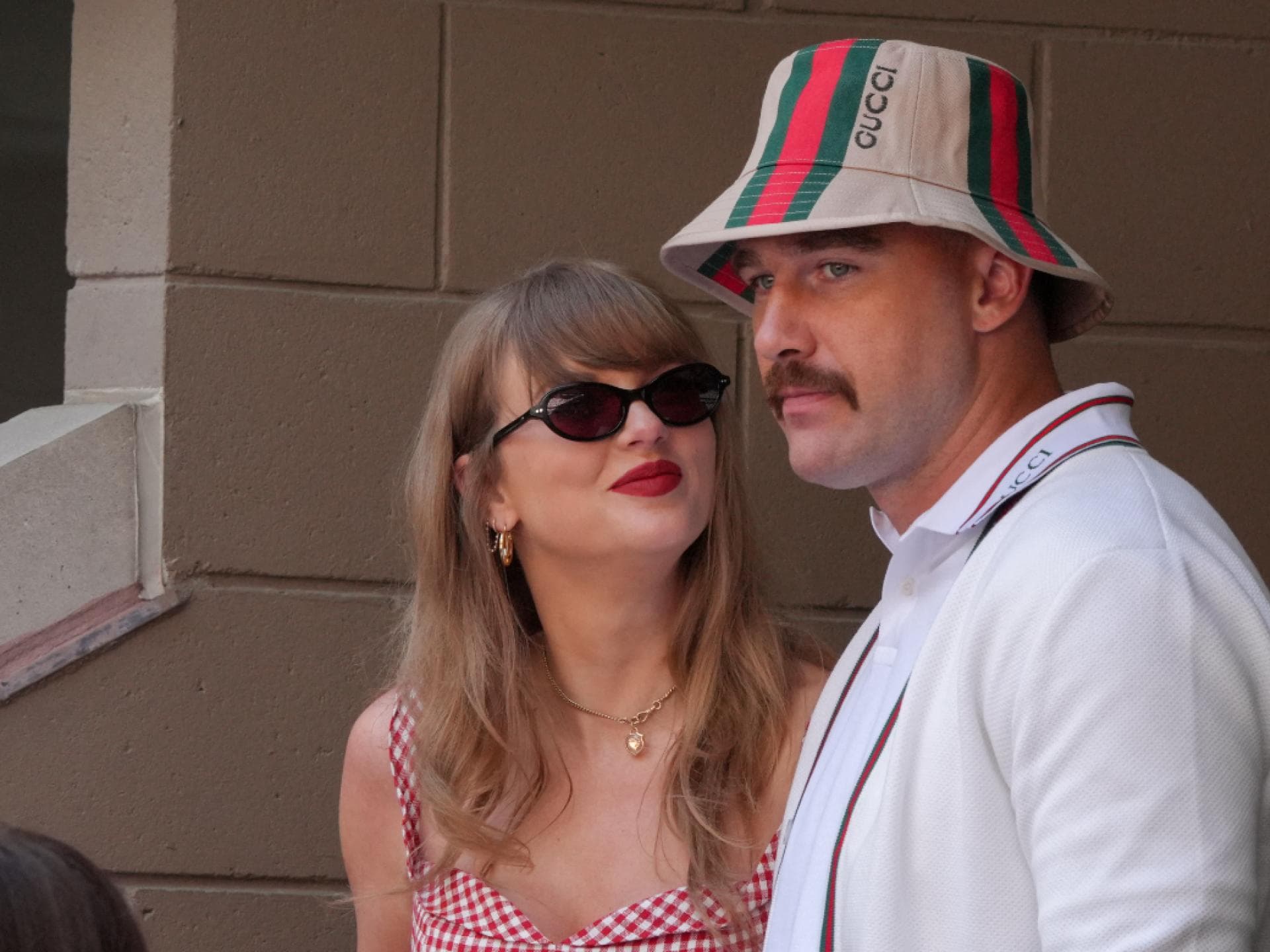 Taylor Swift lächelt Travis Kelce an