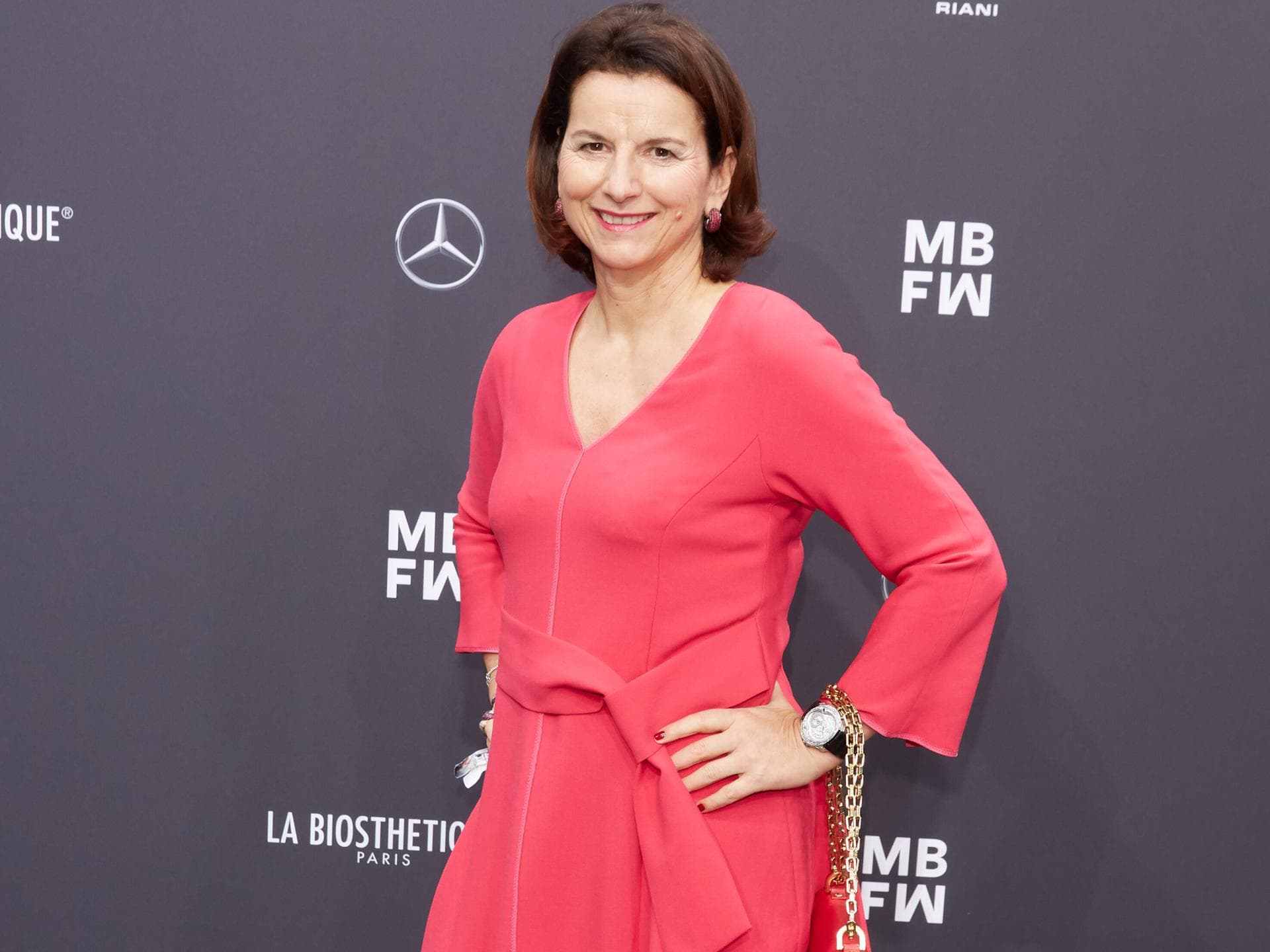 Claudia Obert in einem roten Kleid im Jahr 2019