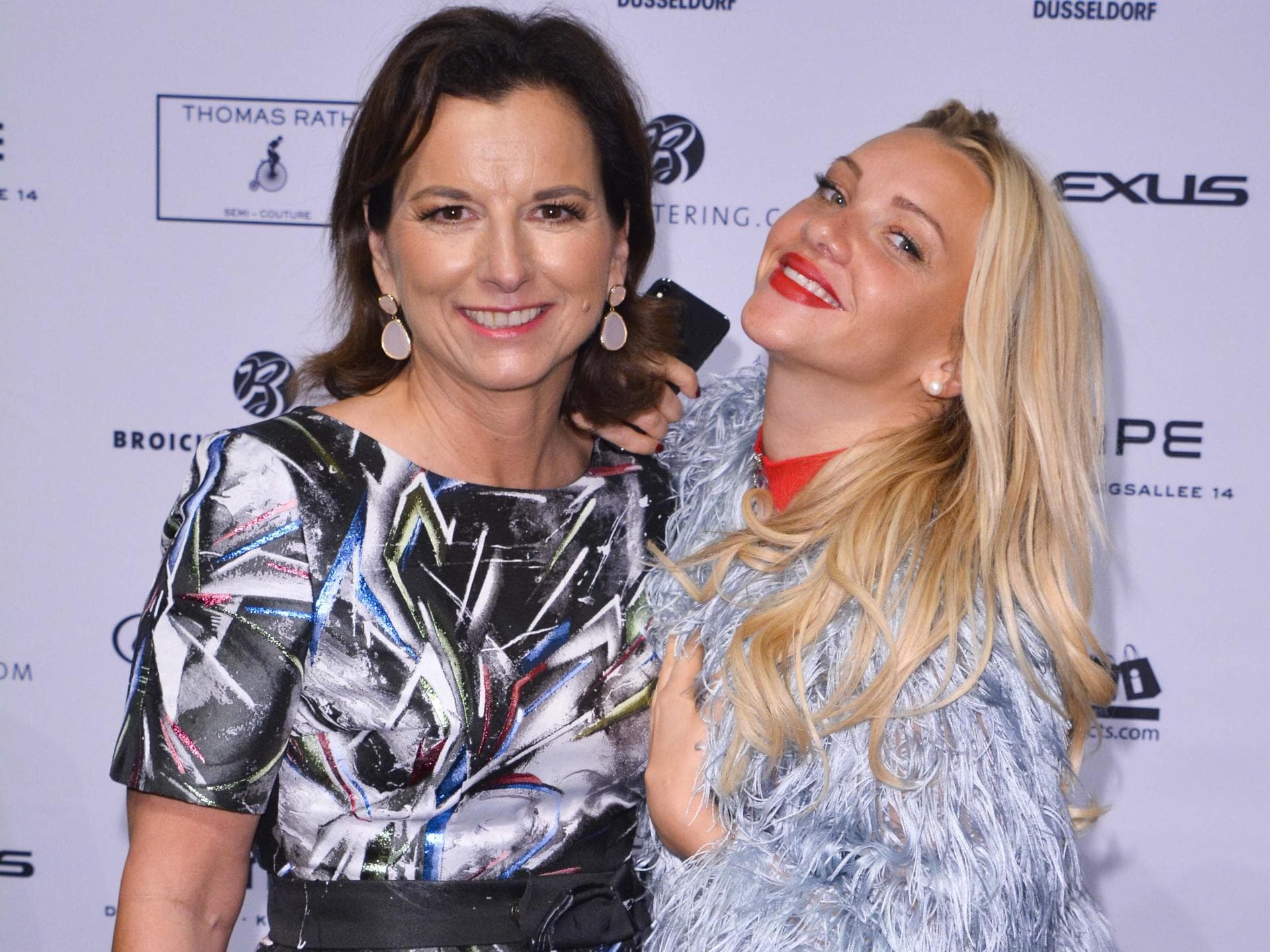 Claudia Obert und Evelyn Burdecki posieren 2018 für die Fotografen