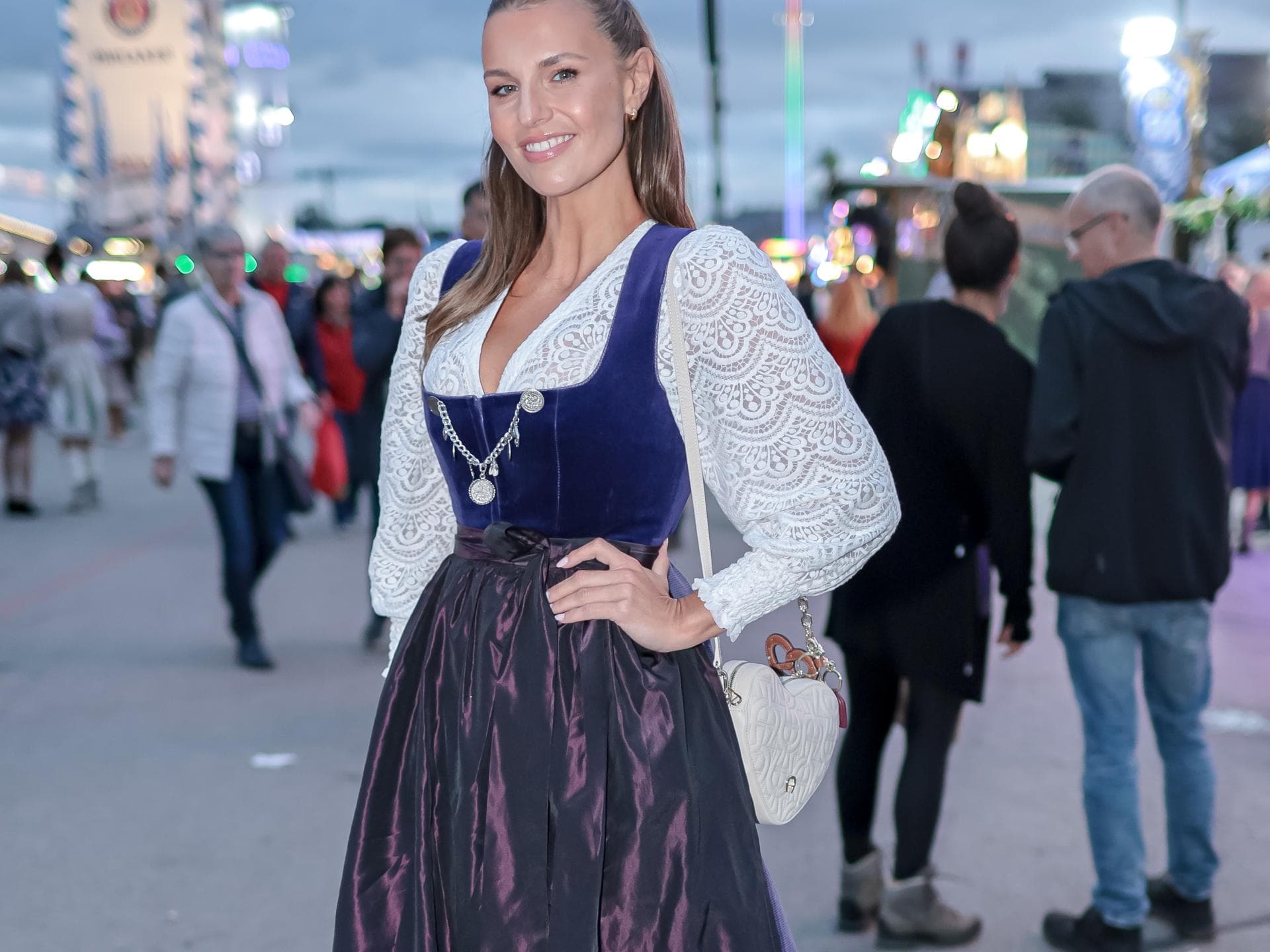 Stars auf dem Münchner Oktoberfest 2024: Laura Wontorra im Dirndl