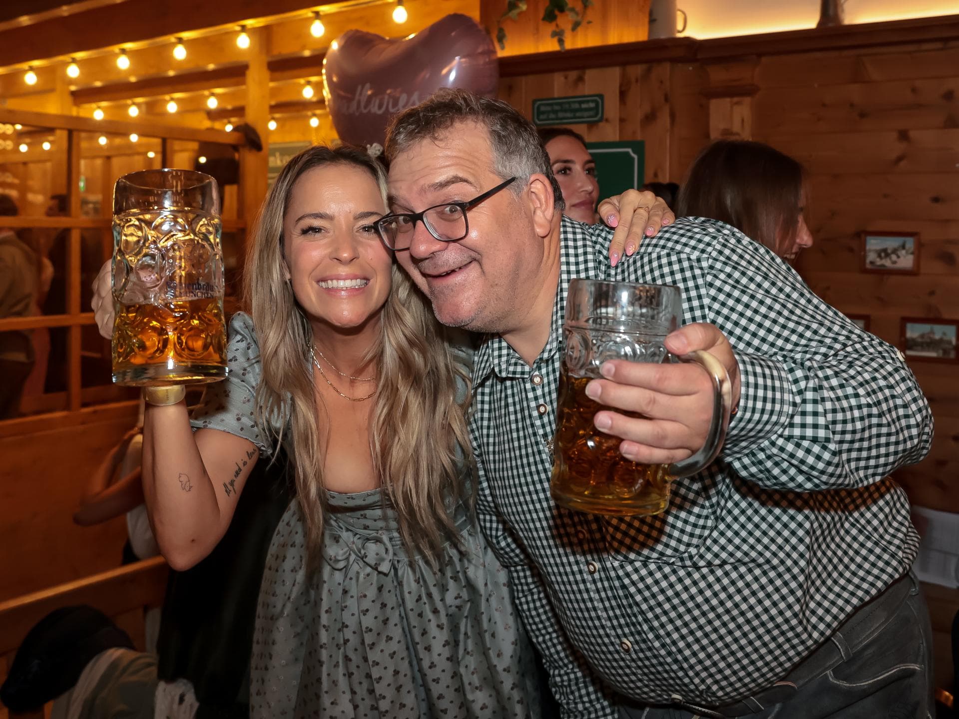 Stars auf dem Münchner Oktoberfest 2024: Marina Hörmanseder und Elton