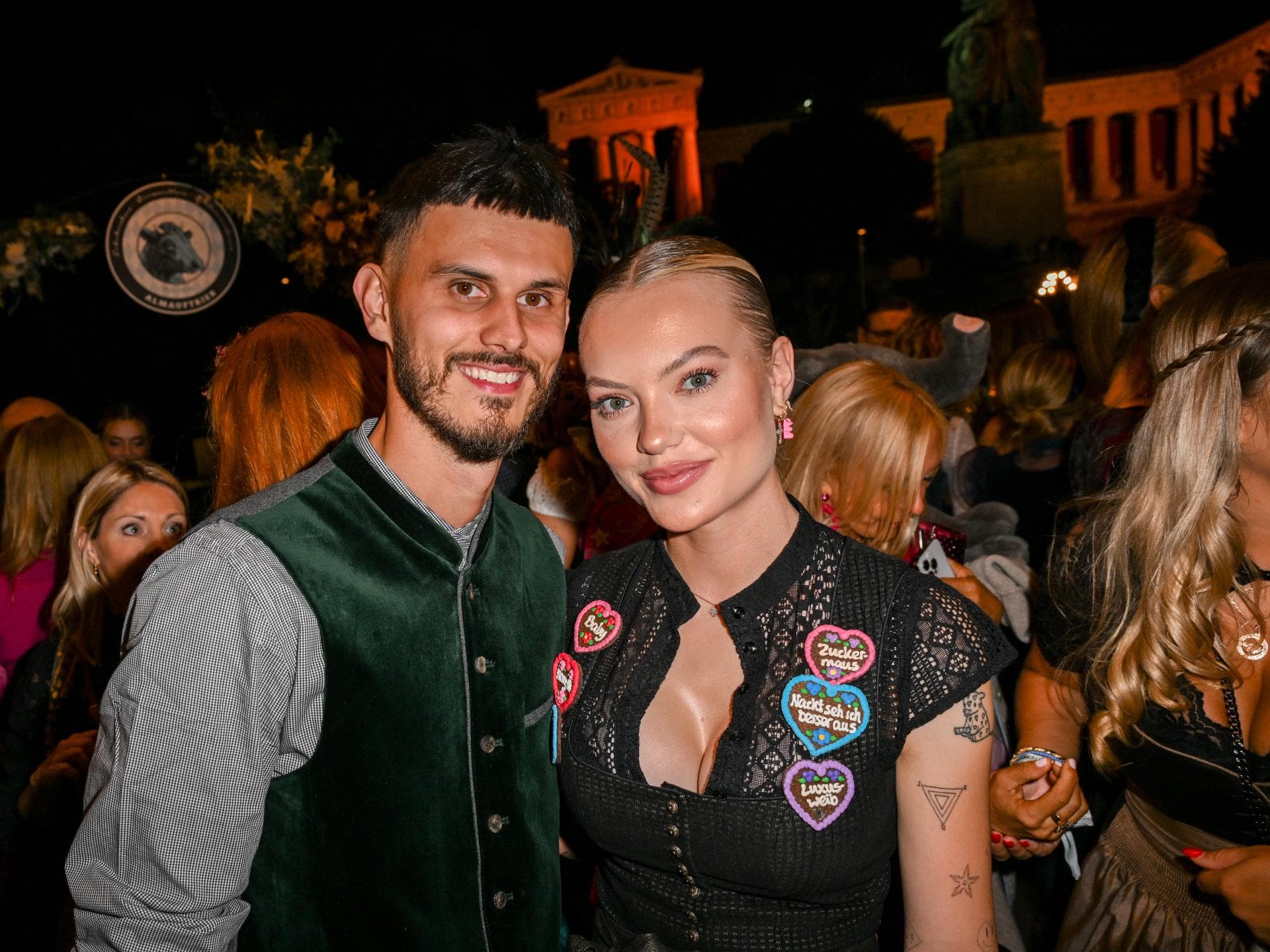 Stars auf dem Münchner Oktoberfest 2024: Cheyenne Ochsenknecht und Nino Sifkovits