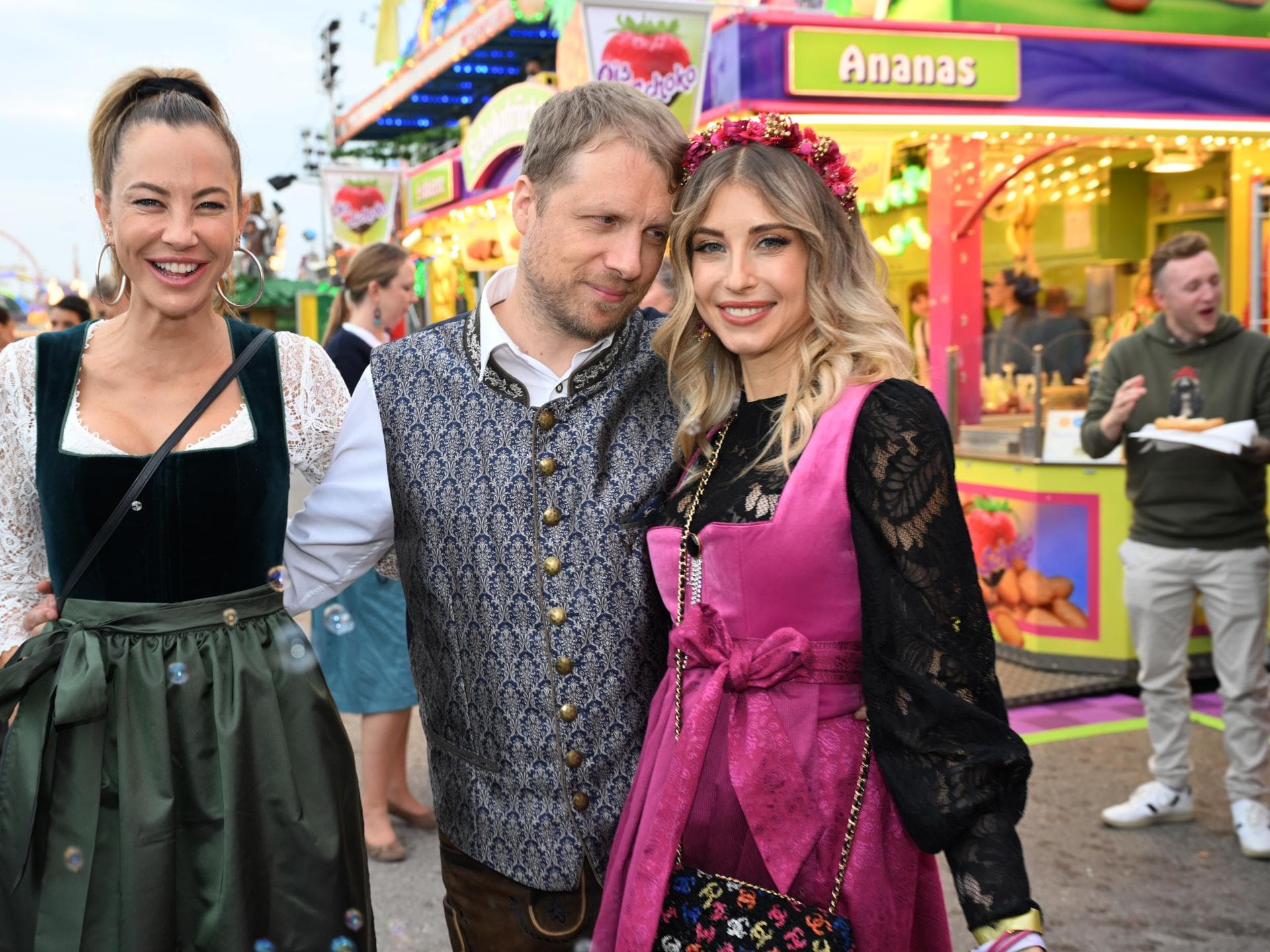Oktoberfest 2024: Wiesn-Bummel von Cathy Hummels - mit Sandy Meyer-Wölden und Oliver Pocher