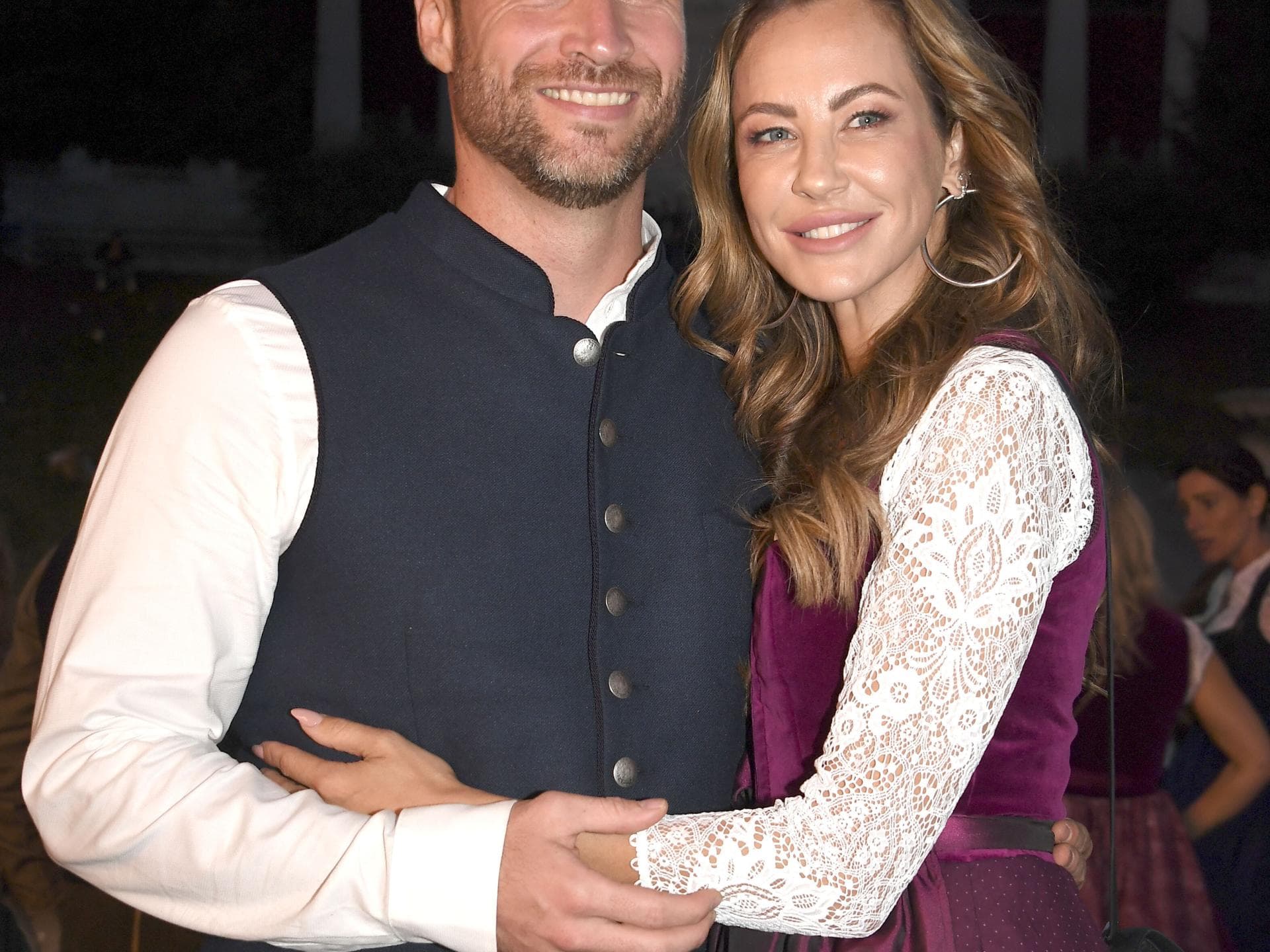 Stars auf dem Oktoberfest 2024: Sandy Meyer-Woelden mit Freund Alexander Mueller beim Almauftrieb