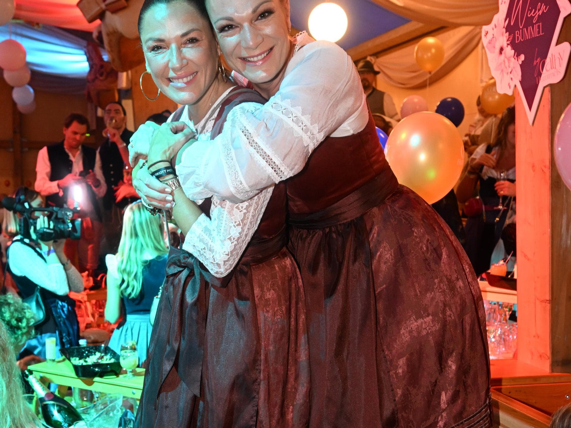 Oktoberfest 2024: Wiesn-Bummel von Cathy Hummels - Simone Ballck und Skiläuferin Maria Höfl-Riesch