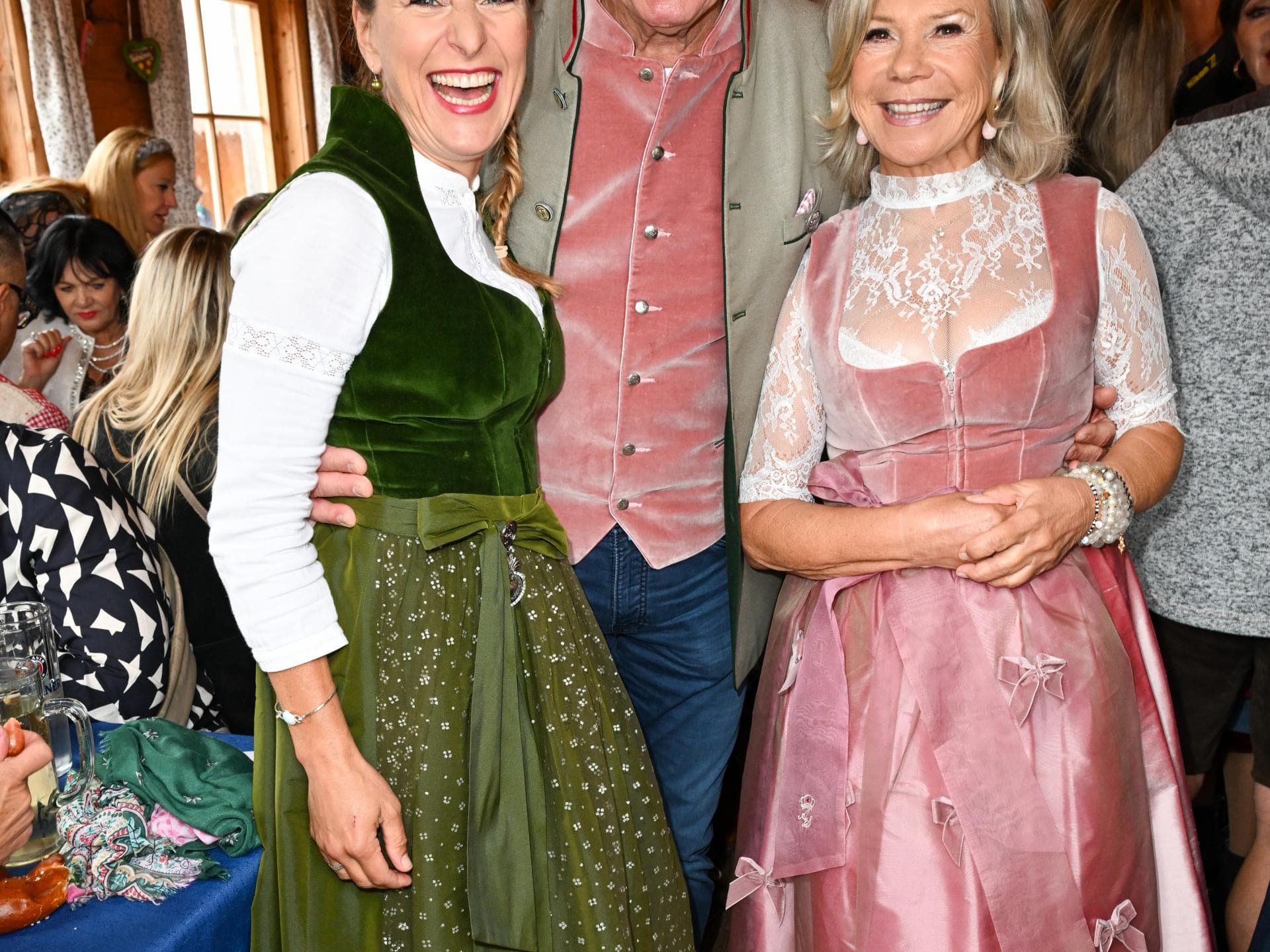 Stars auf dem Münchner Oktoberfest 2024: Stefanie Hertel mit Marianne und Michael Hartl