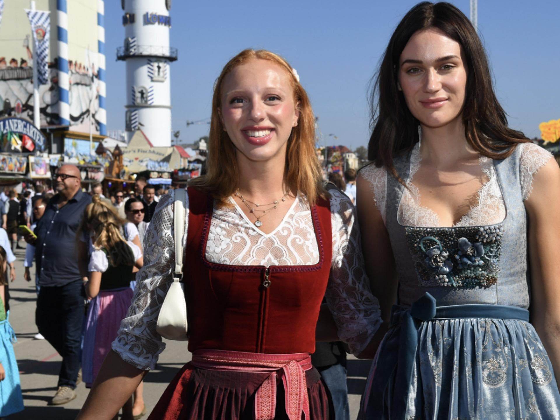 Anna Ermakova und Gloria-Sofia Burkandt auf dem Oktoberfest