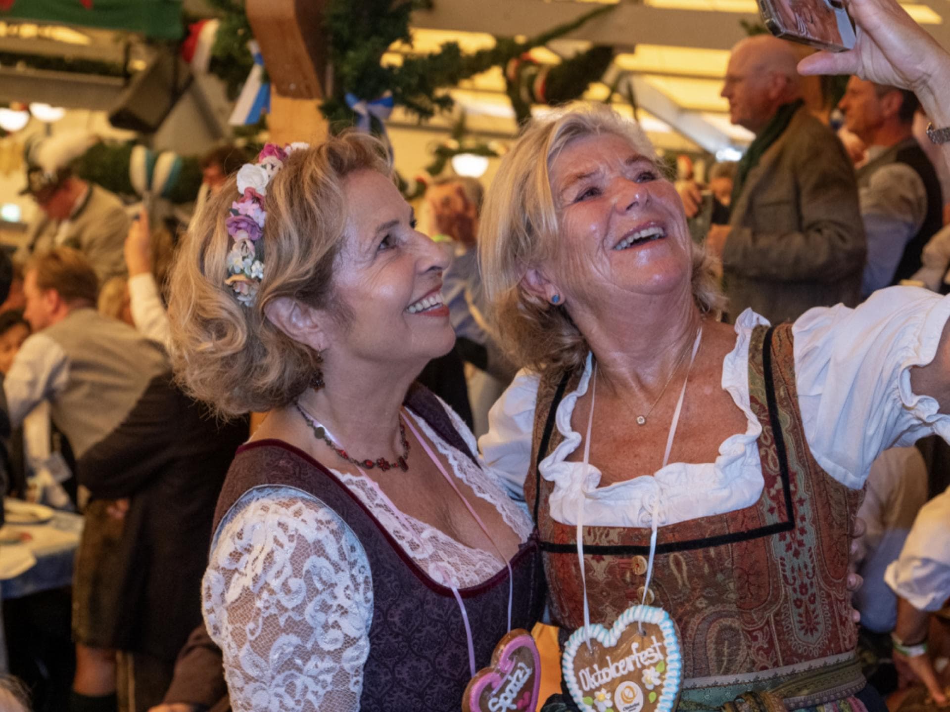 Jutta Speidel und Michaela May strahlen im Schottenhammel