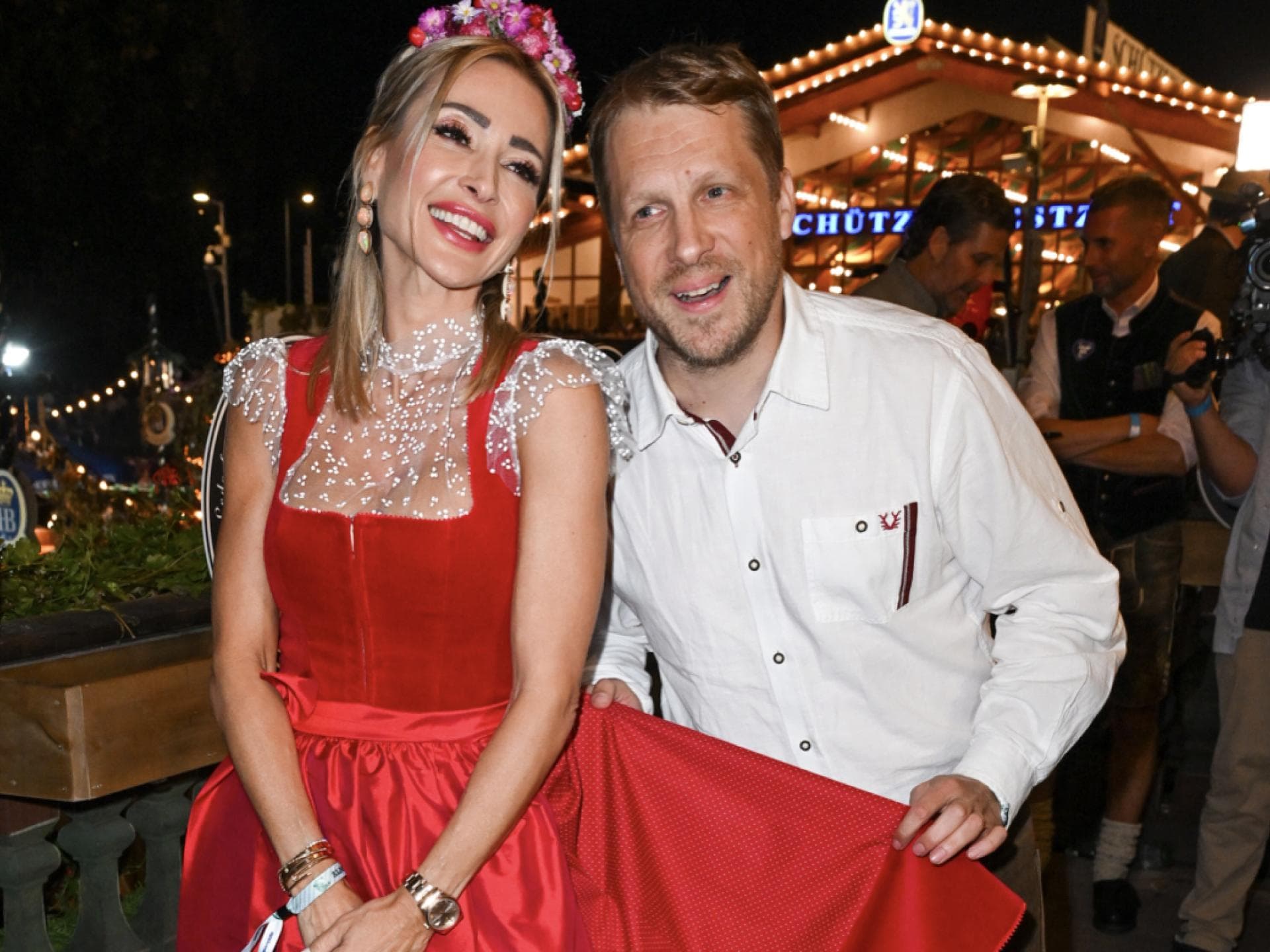 Oliver Pocher lacht gemeinsam mit Dirndl-Designerin Kinga Mathe