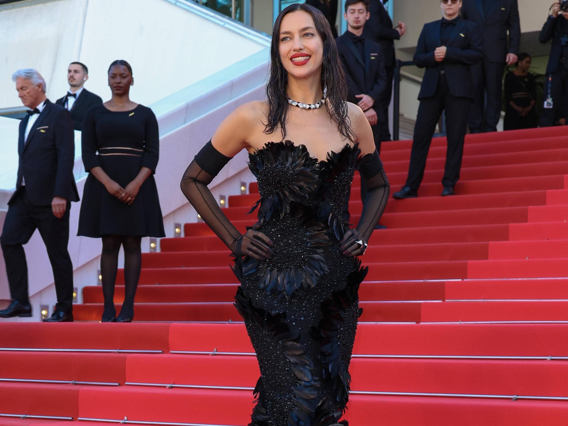 Irina Shayk auf der Treppe des roten Teppichs in Cannes 2025