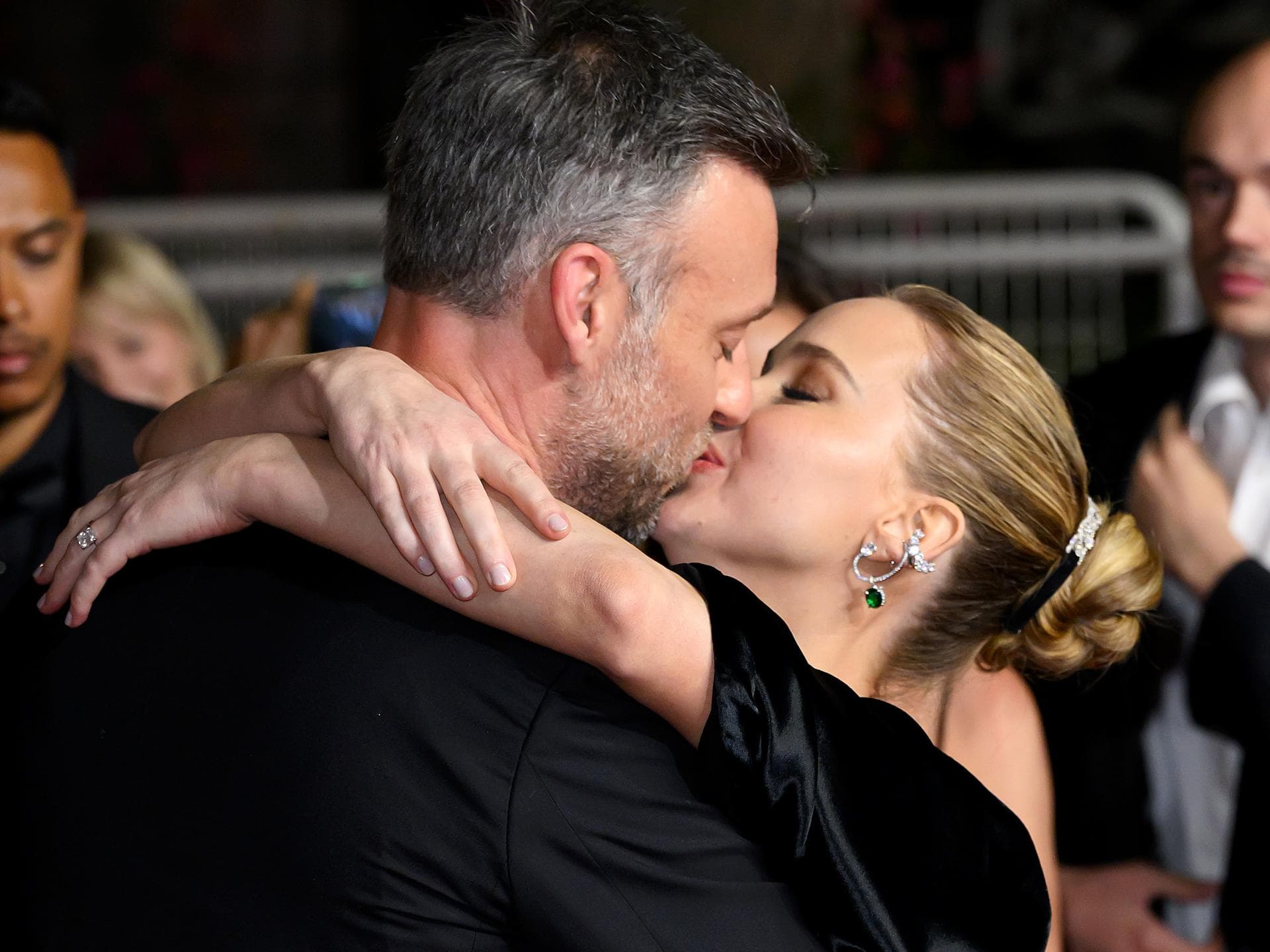 Jennifer Lawrence küsst Ehemann Cooke Maroney in Cannes 2025