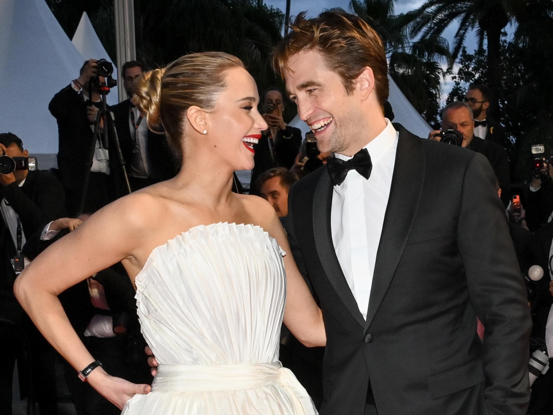 Jennifer Lawrence lacht mit Robert Pattinson auf dem Red Carpet in Cannes
