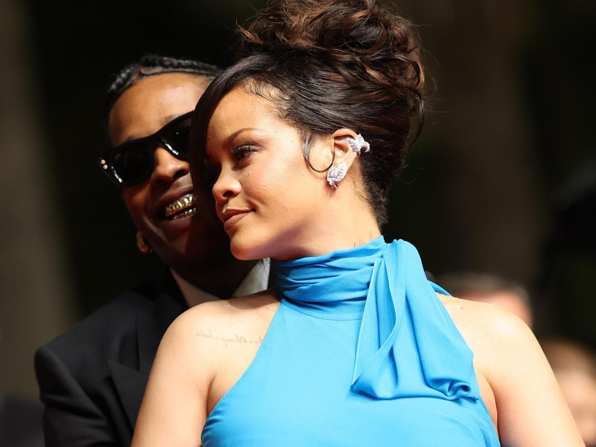 ASAP Rocky umarmt Rihanna mit Babybauch von hinten in Cannes 2025