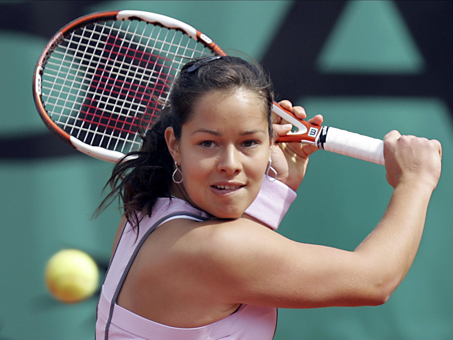 Ana Ivanović beim Tennisspielen im Jahr 2006