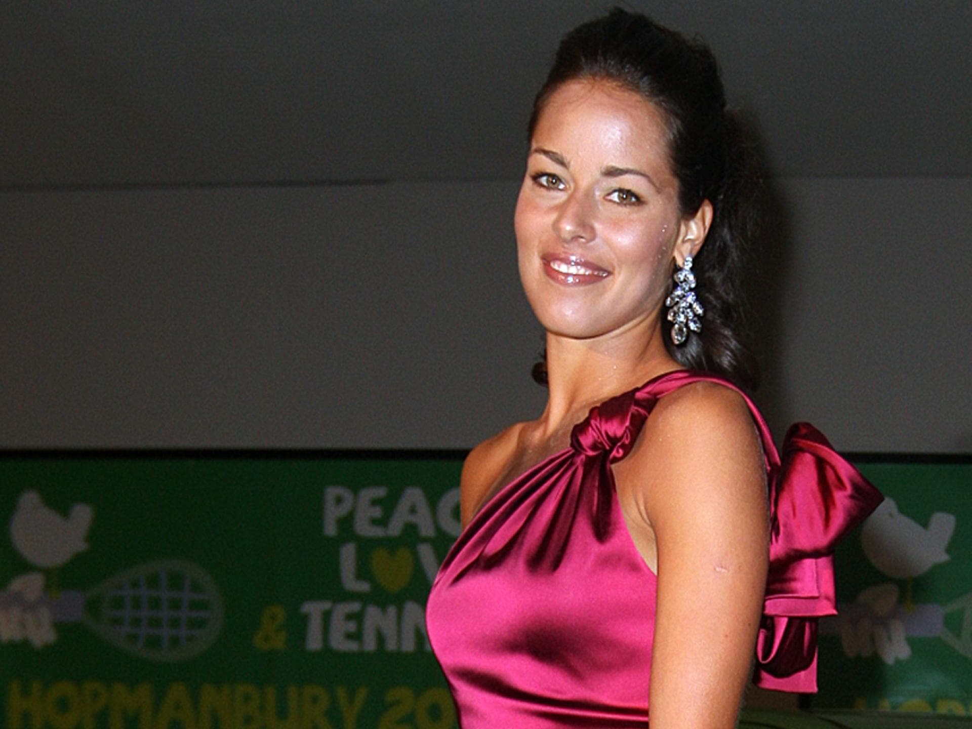 Ana Ivanović im Jahr 2010 im pinken Kleid