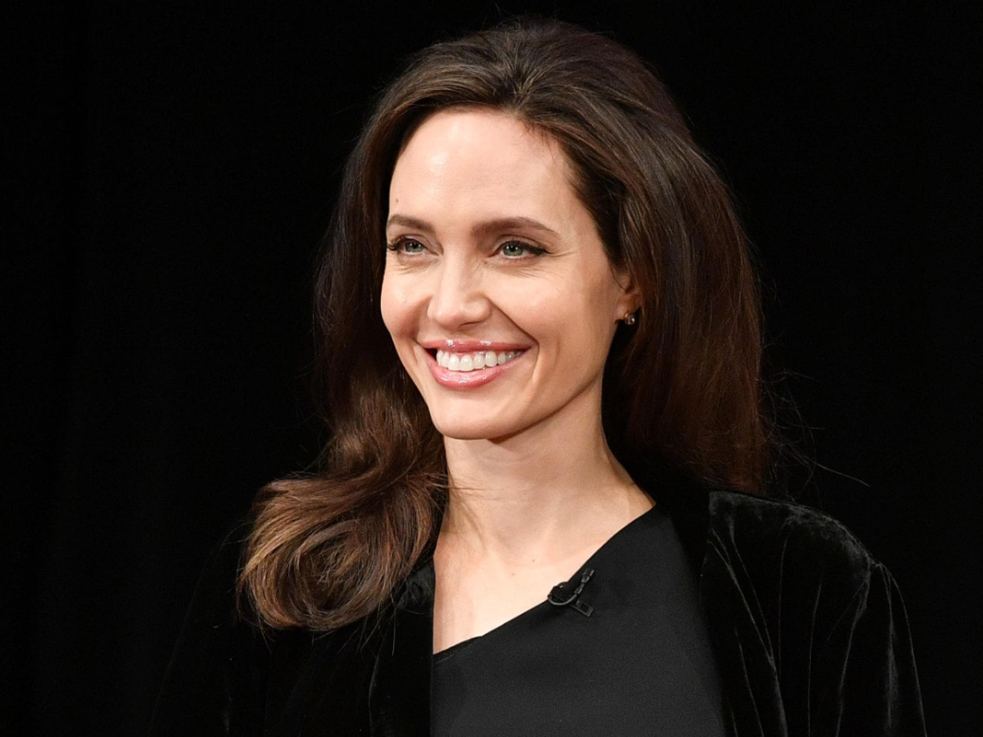Angelina Jolie trägt offene Haare