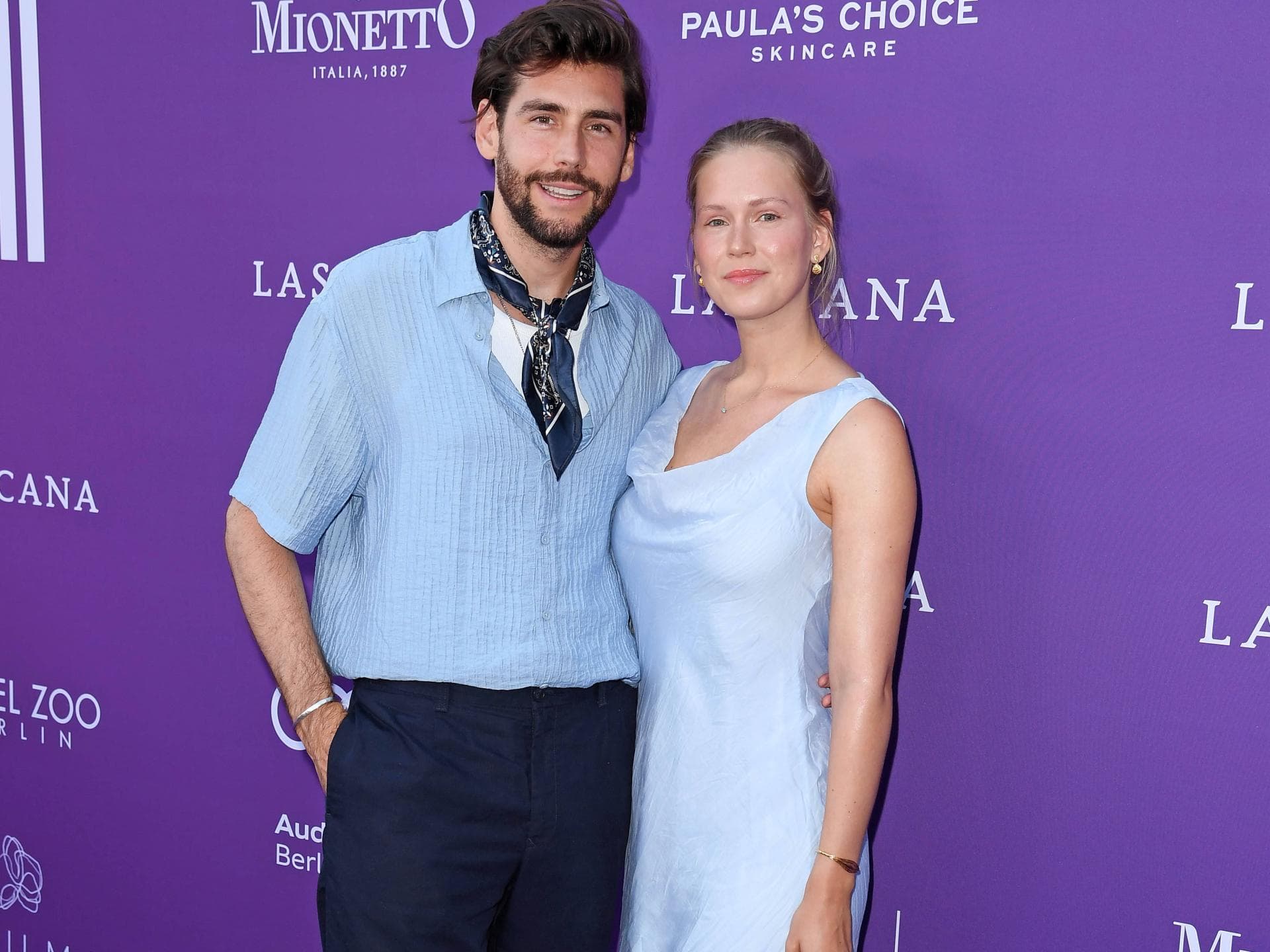 Alvaro Soler und Ehefrau Melanie auf der Berlin Fashion Week 2025