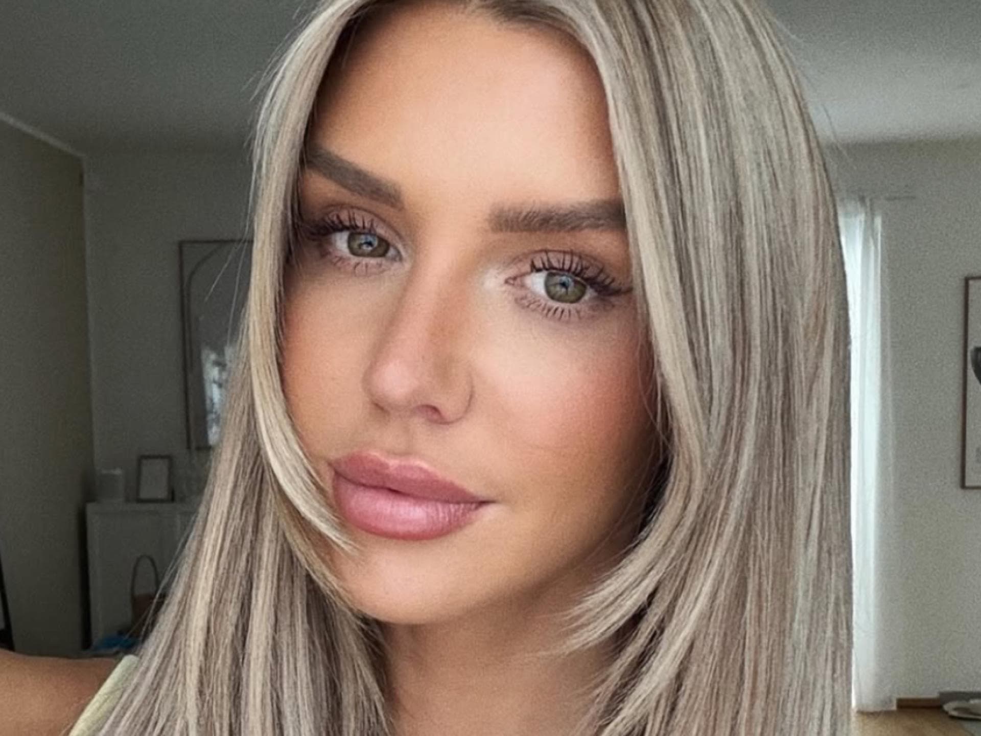 Lippenpflege Gerda Lewis Gerda Lewis mit blonden Haaren Selfie