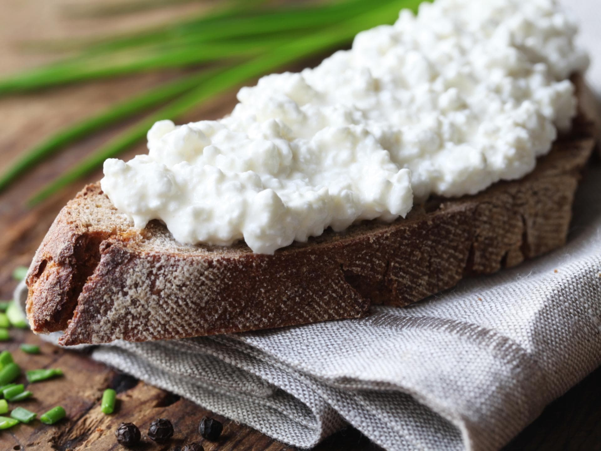Brot mit Hüttenkäse belegt Brot mit Hüttenkäse belegt