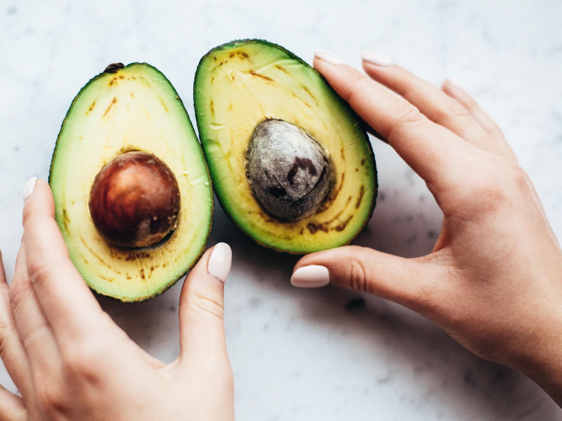 Avocado mit braunem Fruchtfleisch Avocado mit braunem Fruchtfleisch