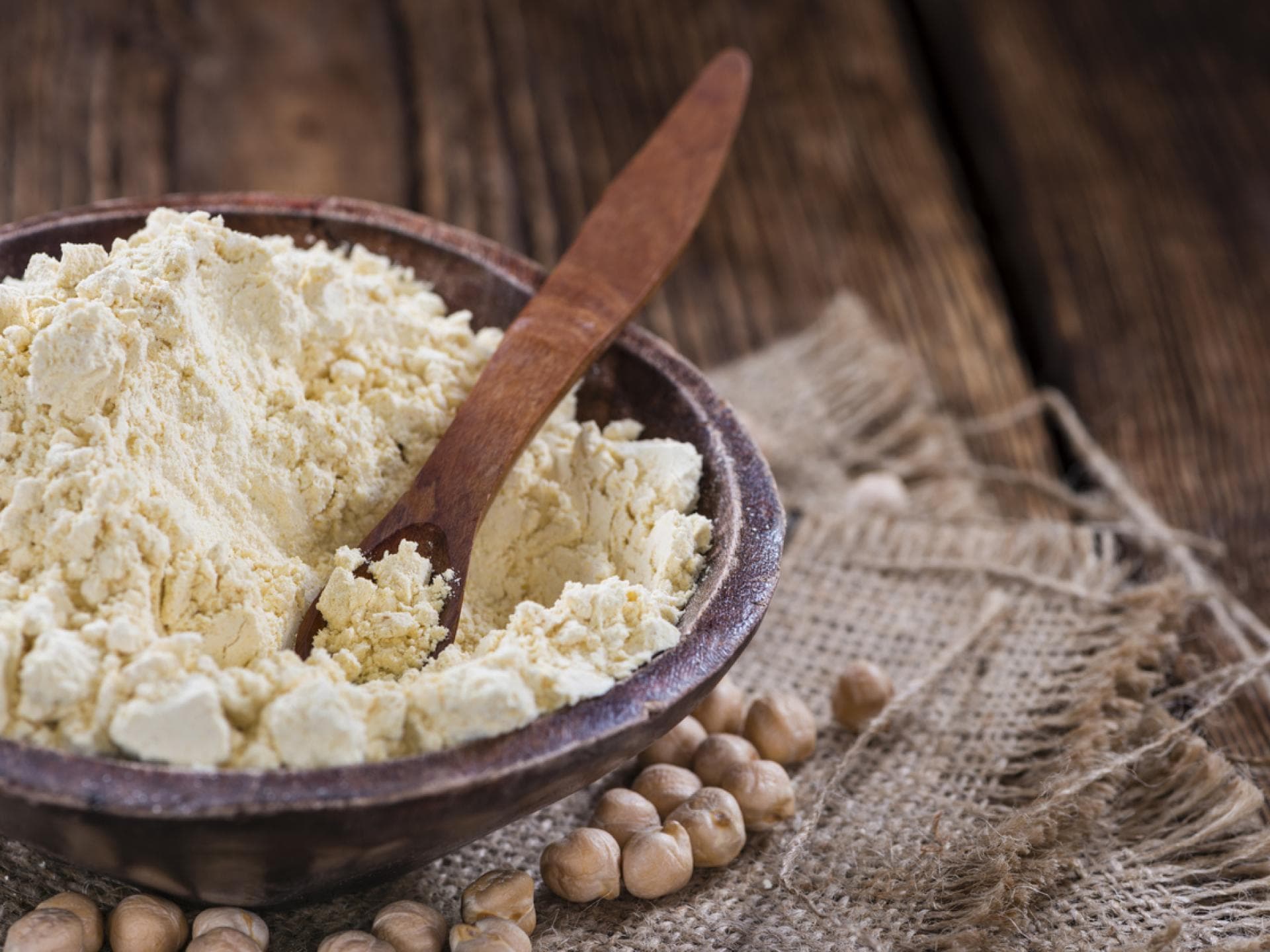 gesundes Kichererbsenmehl Kichererbsen mit Mehl und Holzlöffel
