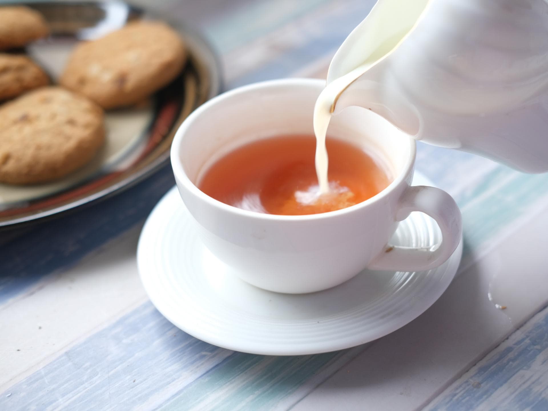 Schwarzer Tee mit Milch
