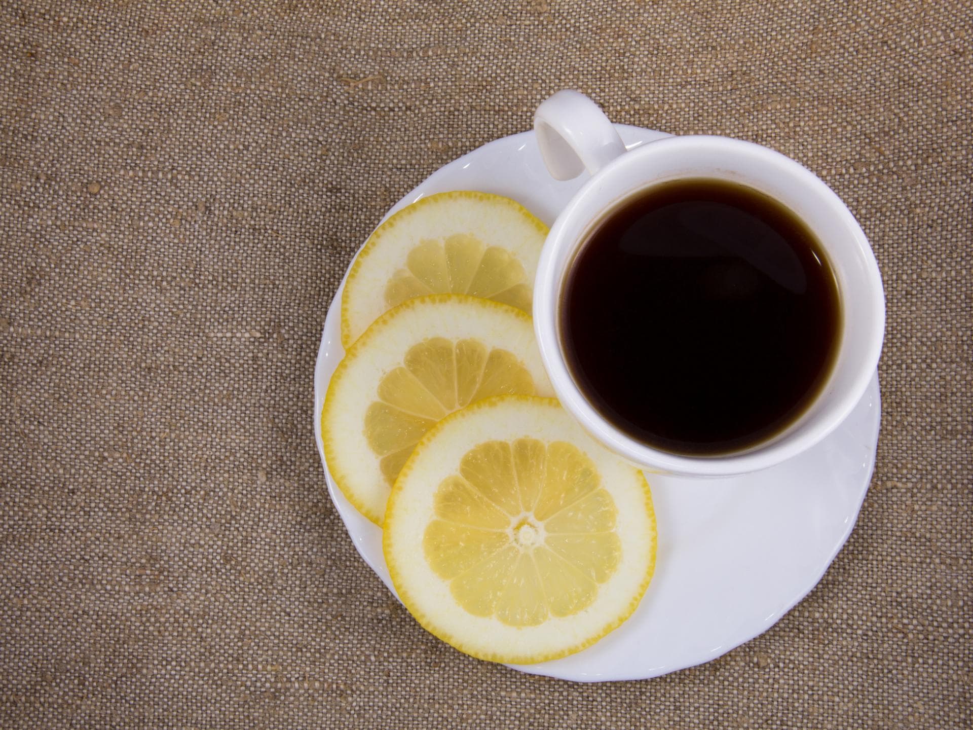 Kaffee mit Zitronen
