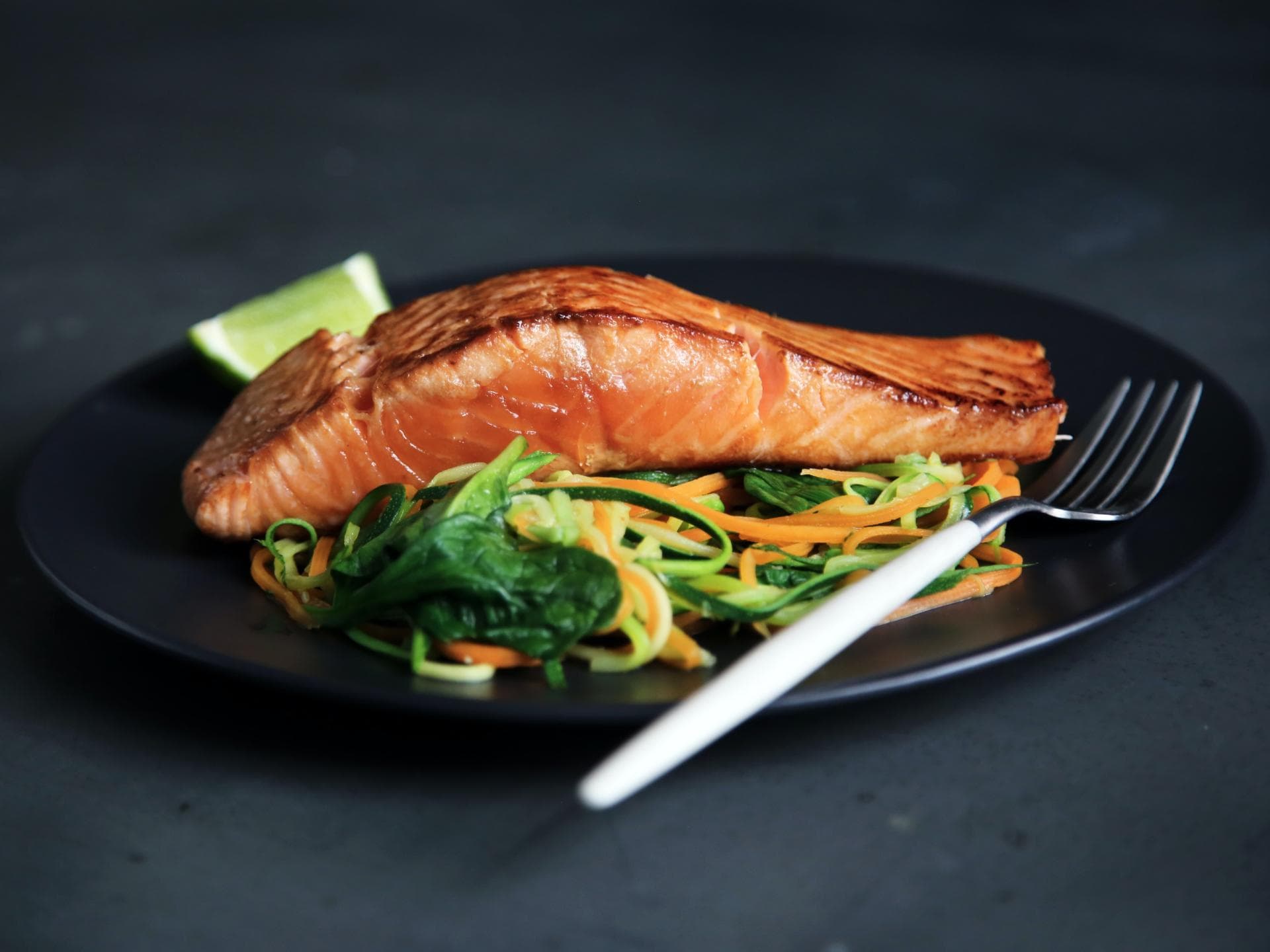 Roher Lachs auf einem Holzbrett Roher Lachs auf einem Holzbrett