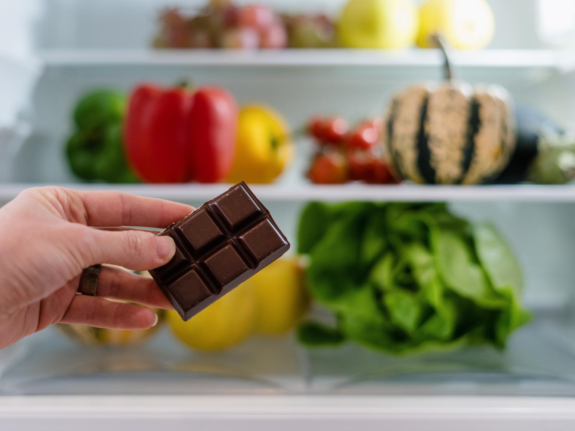 Schokoladen vor dem Kühlschrank