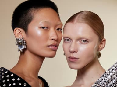 Zwei Models ohne Wimperntusche