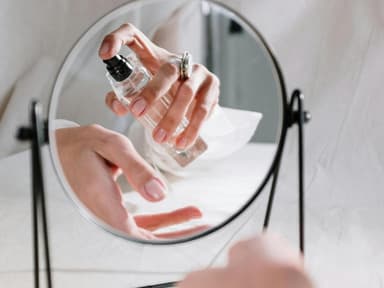 Frau trägt Parfum auf Handgelenk auf