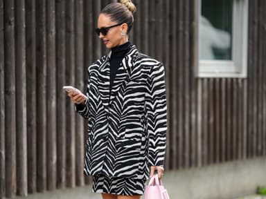Frau in Zebra-Outfit