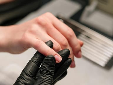 Frau zeigt kleinen Finger