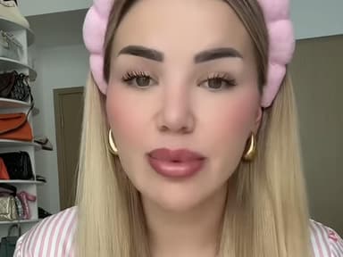 Kim Virginia Hartung mit rosa Haarreif