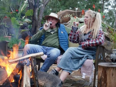 Bauer sucht Frau International Roger und Sophia am Lagerfeuer