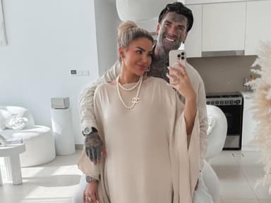 Kim Virginia Hartung und Nikola Glumac lächeln und machen eins Elfie