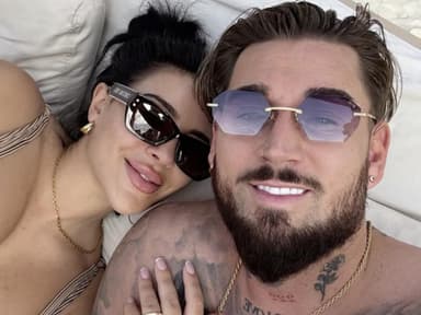 Leyla Lahouar und Mike Heiter kuscheln