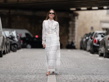 Frau in weißem Sommerkleid