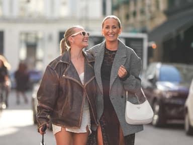 Zwei Frauen in Herbstjacken
