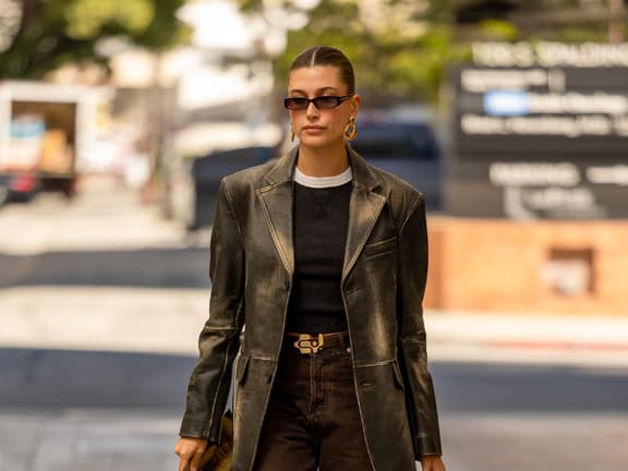 Hailey Bieber kürt den neuen Trend-Sneaker für 2025 Hailey Bieber Streetstyle