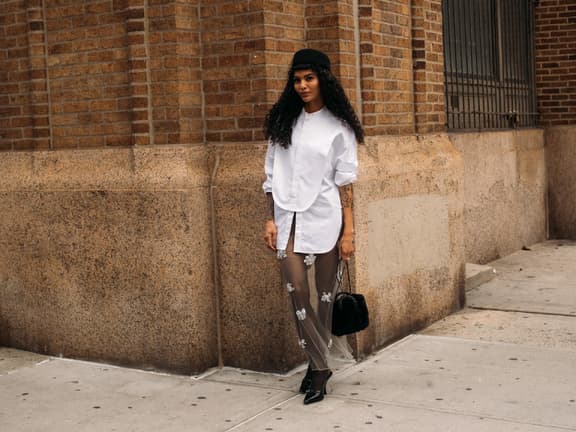 Frau in transparentem Look
