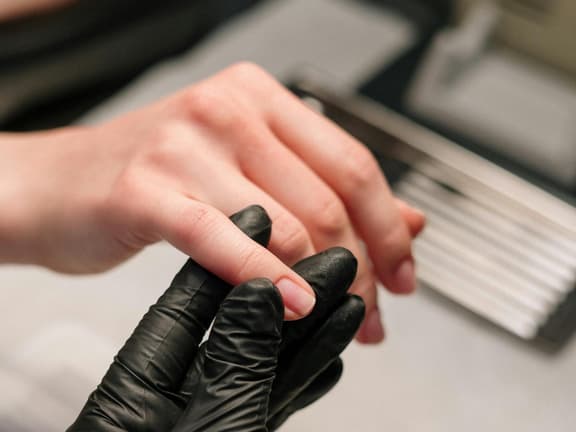 Frau zeigt kleinen Finger
