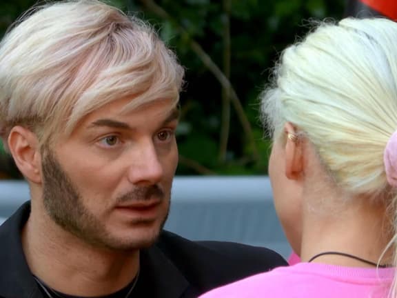 Sam Dylan schaut im "Sommerhaus der Stars" ernst