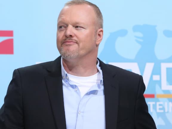 Stefan Raab guckt skeptisch zur Seite